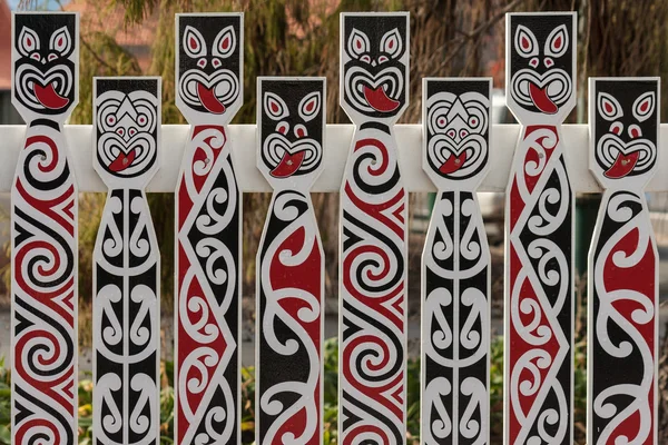 Valla con rostros tradicionales maoríes — Foto de Stock