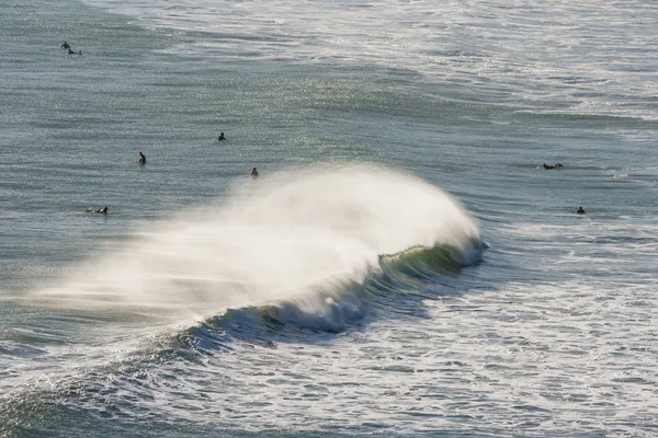 Rompiendo olas con surfistas — Foto de Stock