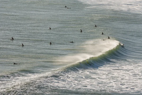 Surfistas esperando olas — Foto de Stock