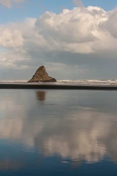 Strand von Karekare mit Insel Panatahi — Stockfoto