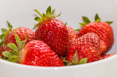 Sulu çilek beyaz kase