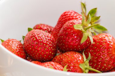 olgun çilek ile beyaz kase