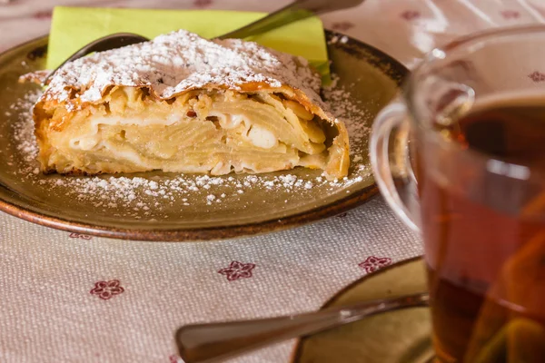 çay ile Apple strudel