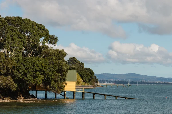 Schuppen auf Holzsteg an Neuseelands Küste — Stockfoto