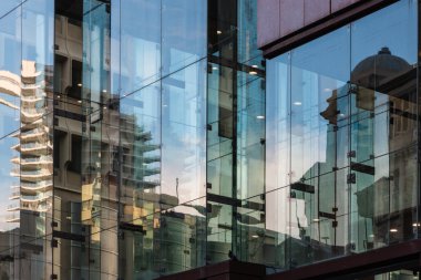 Office Windows'da yansıtan binalar
