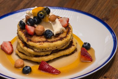 çilek ve macadamia fıstığı ile Pancakes