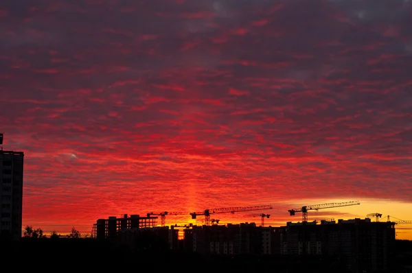 Bir şehrin üzerinde gün batımı