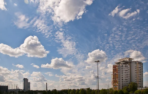 Şehrin üzerinde bulutlar