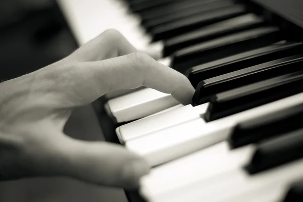 钢琴键盘上音乐家的手 — 图库照片