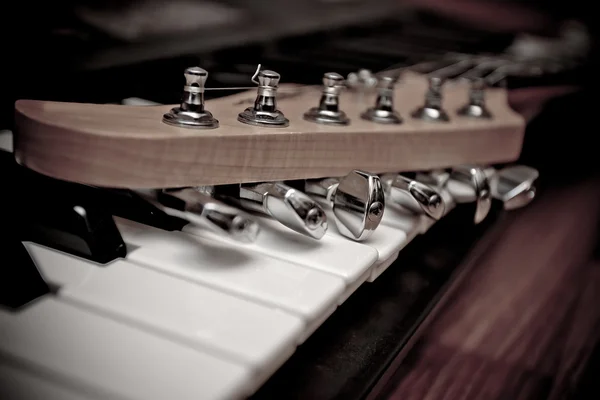 Guitarra y piano —  Fotos de Stock