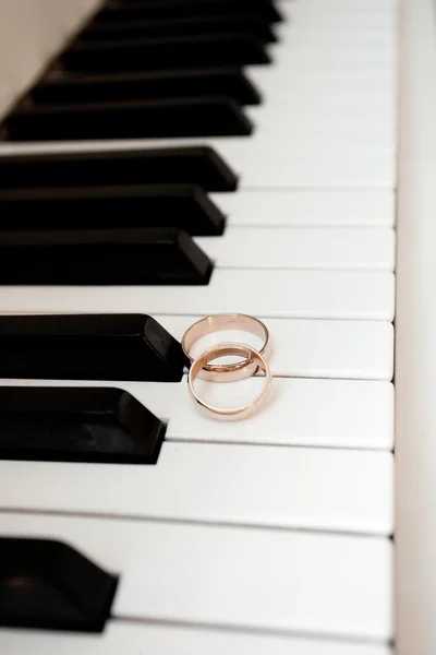 Anneaux de mariage au piano — Photo