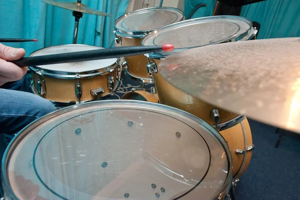 Bubeník v akci. Fotografická závěrečná hra na hudební nástroj — Stock fotografie