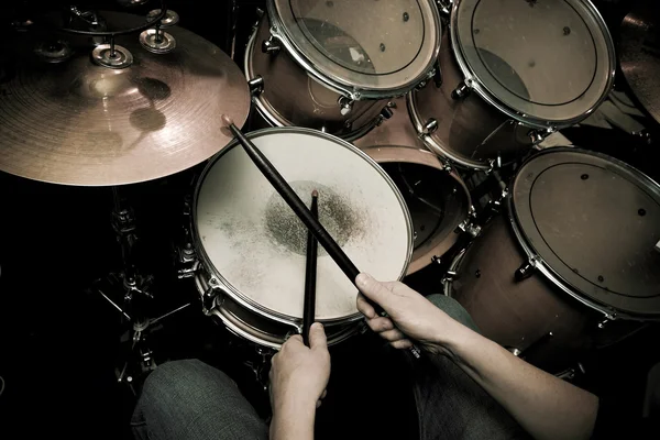 Le batteur en action. Un processus photo en gros plan joue sur un instrument de musique — Photo