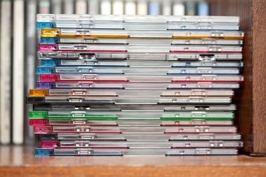 Müzik CD'leri rafta satırları 