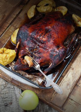 Elmalı ördek fırında kızartma