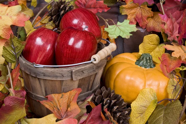 Äpfel, Kürbisse und Herbstblätter Stockfoto