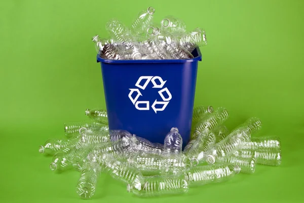 Recycling gebrauchter Wasserflaschen Stockfoto