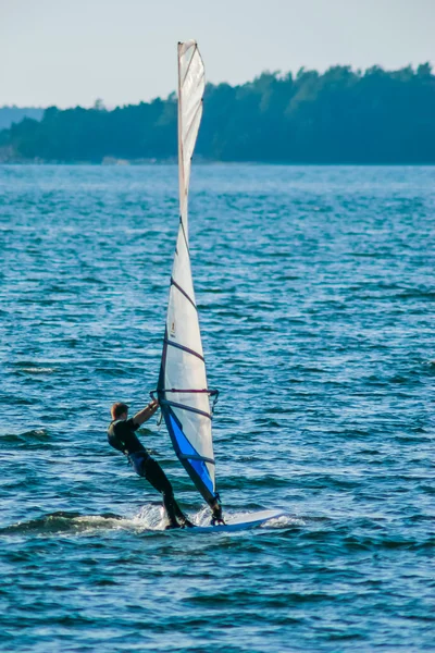 Yelken adet Rüzgar Sörfü adam
