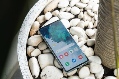 Jakarta, Endonezya - 12 Kasım 2020: Samsung Galaxy S20 FE FHD + çözünürlüğüne sahip ve 120Hz hızında çalışıyor. 