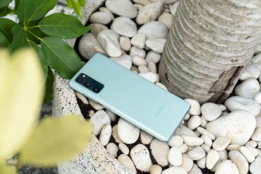 Cakarta, Endonezya - 12 Kasım 2020: Samsung Galaxy S20 FE amiral gemisi Android 'in Arkası. 