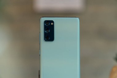 Jakarta, Endonezya - 12 Kasım 2020: Samsung Galaksisi S20 FE 'nin arkasında S20' den mükemmel 12MP ana kamerası ve büyük 1 / 1.76 sensörü ile 1.8 m piksel piksel ile üç kamera bulunmaktadır.. 