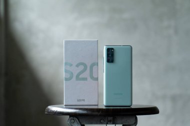 Cakarta, Endonezya - 12 Kasım 2020: Samsung Galaxy S20 FE amiral gemisi Android 'in Arkası. 