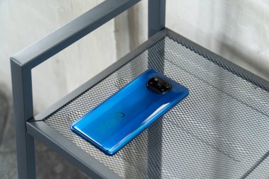 Jakarta, Endonezya - 22 Kasım 2020: Mavi renkli Xiaomi Poco X3 NFC 'nin arkası. Arkadaki dörtlü kamera sisteminin kalbi Sony IMX682 sensör 64MP.. 
