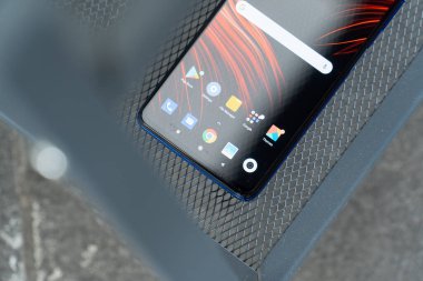Jakarta, Endonezya - 22 Kasım 2020: Xiaomi Poco X3 NFC 'nin 6.67 inçlik IPS paneli 2400 x 1080 piksel çözünürlük ve yüksek piksel yoğunluk 395 ppi.