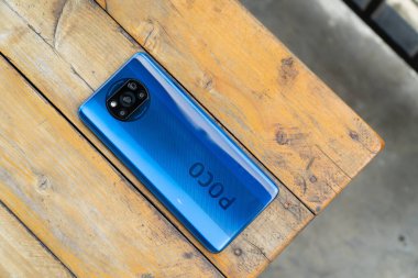 Jakarta, Endonezya - 22 Kasım 2020: Mavi renkli Xiaomi Poco X3 NFC 'nin arkası. Arkadaki dörtlü kamera sisteminin kalbi Sony IMX682 sensör 64MP.. 