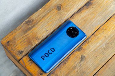 Jakarta, Endonezya - 22 Kasım 2020: Mavi renkli Xiaomi Poco X3 NFC 'nin arkası. Arkadaki dörtlü kamera sisteminin kalbi Sony IMX682 sensör 64MP.. 