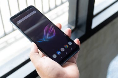 Jakarta, Endonezya - 22 Kasım 2020: ASUS ROG Phone 3 oyun telefonu 6.59 inçlik OLED HDR ekrana sahip ve yenilenme oranı 144Hz.