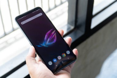Jakarta, Endonezya - 22 Kasım 2020: ASUS ROG Phone 3 oyun telefonu 6.59 inçlik OLED HDR ekrana sahip ve yenilenme oranı 144Hz.