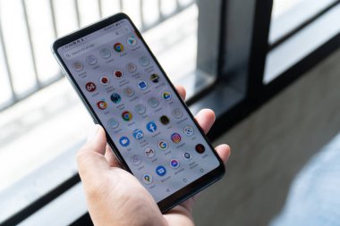 Jakarta, Endonezya - 22 Kasım 2020: ASUS ROG Phone 3 oyun telefonu 6.59 inçlik OLED HDR ekrana sahip ve yenilenme oranı 144Hz.