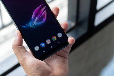 Jakarta, Endonezya - 22 Kasım 2020: ASUS ROG Phone 3 oyun telefonu 6.59 inçlik OLED HDR ekrana sahip ve yenilenme oranı 144Hz.