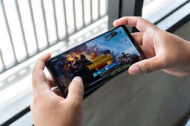 Jakarta, Endonezya - 22 Kasım 2020: ASUS ROG Phone 3 akıllı telefonunda PUBG mobil oyunları oynamak.