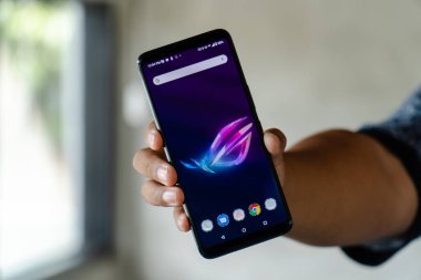Jakarta, Endonezya - 22 Kasım 2020: ASUS ROG Phone 3 oyun telefonu 6.59 inçlik OLED HDR ekrana sahip ve yenilenme oranı 144Hz.