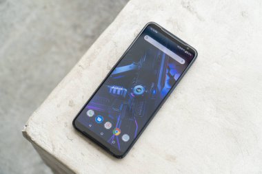 Jakarta, Endonezya - 22 Kasım 2020: ASUS ROG Phone 3 oyun telefonu 6.59 inçlik OLED HDR ekrana sahip ve yenilenme oranı 144Hz.