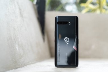 Jakarta, Endonezya - 22 Kasım 2020: ASUS ROG Phone 3 oyun telefonunun arkası. 