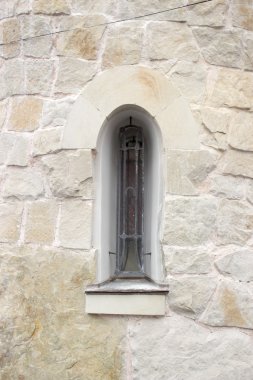 Taş duvar içinde Gotik pencere