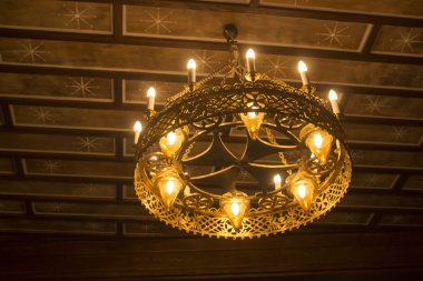 Avize yıldız ahşap stel üzerinde dövme