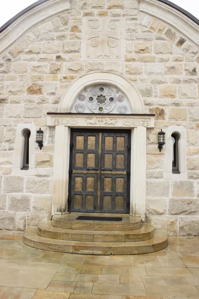 Porte gothique en mur de pierre — Photo