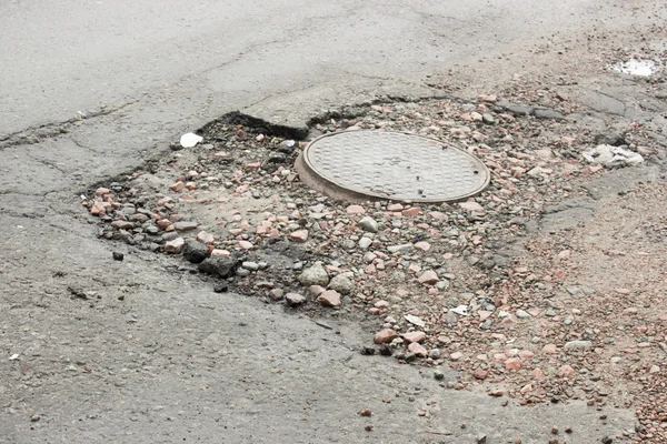 Bache en el asfalto — Foto de Stock