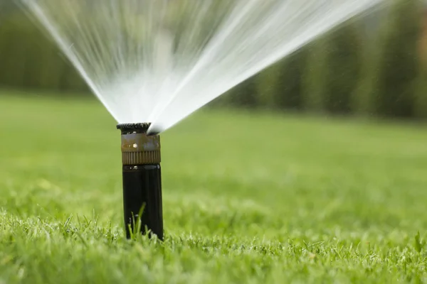 Nozzle automatic watering system against — Stock Photo, Image