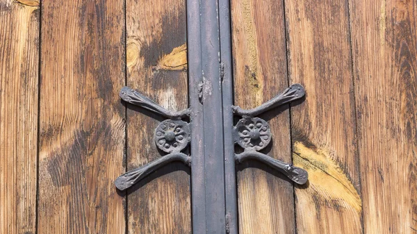 Elementos de hierro forjado gótico en la puerta de madera —  Fotos de Stock