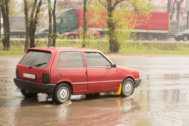 su sıçramalarına altından geçen araba ile tekerlekleri 