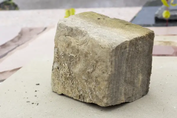 Travertino enfrentando pedra forma abstrata com clivagem — Fotografia de Stock