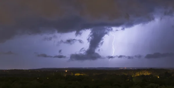 Lightning bakgrund av natthimlen — Stockfoto