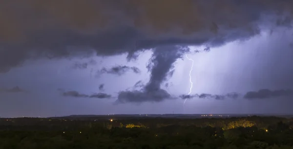 Bliksem achtergrond van de nachtelijke hemel — Stockfoto