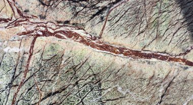 Kırmızı damarlar ile mermer