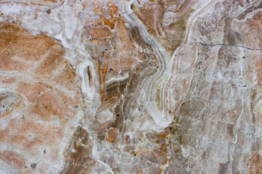 Kırmızı damarlar ile mermer